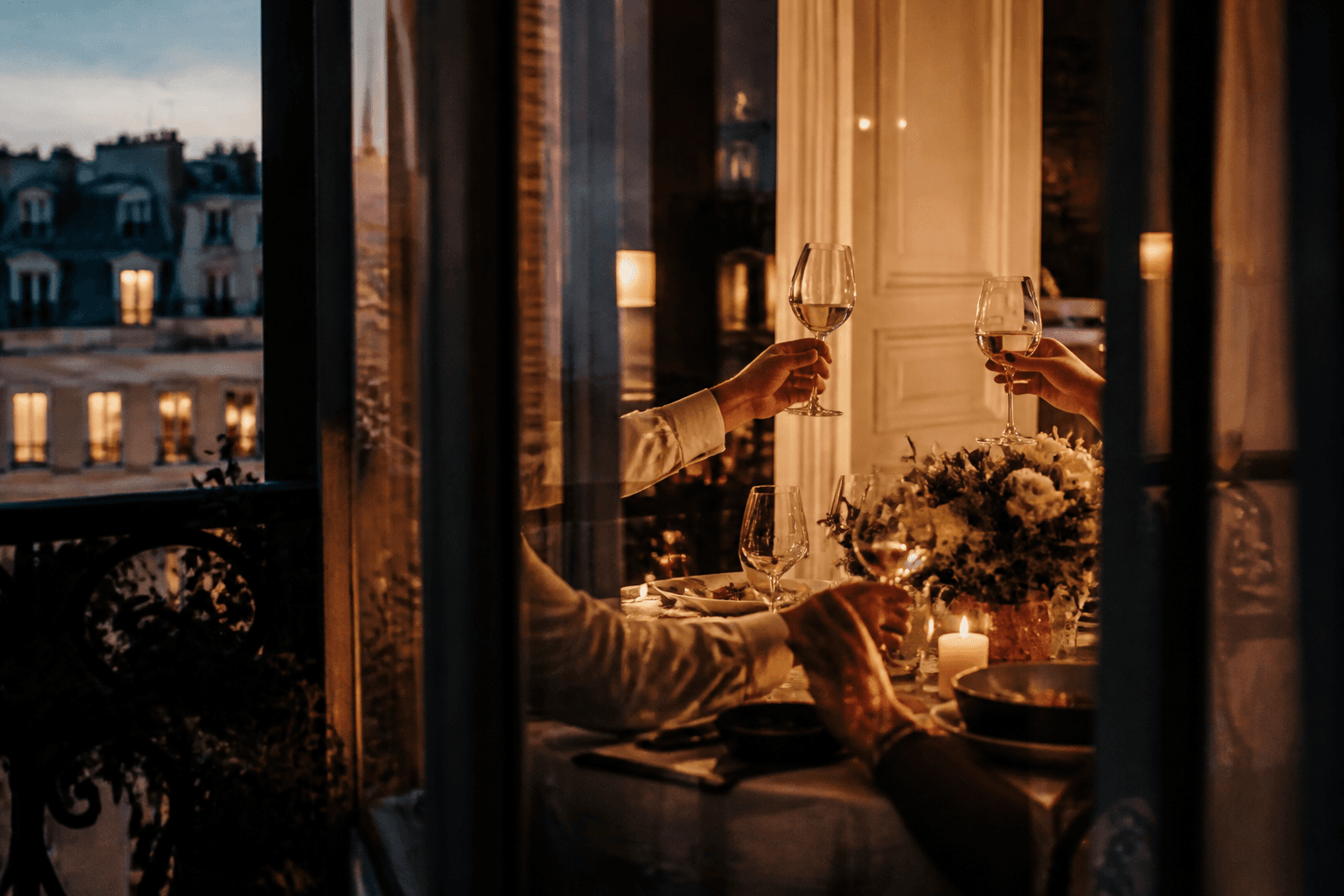 Appartement parisien chaleureux vu à travers une fenêtre le soir